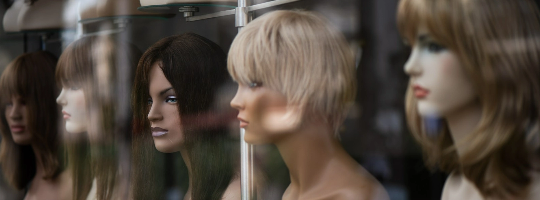 peruki na manekinach